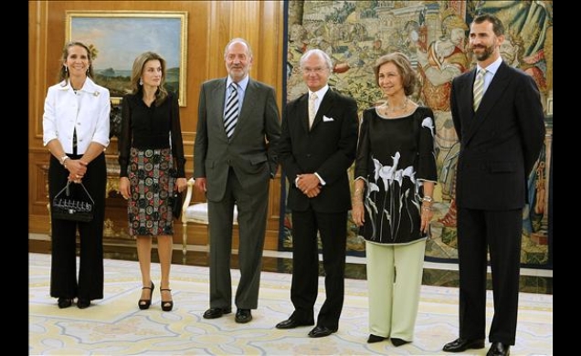 Los Reyes, los Príncipes y la Infanta Doña Elena con el Rey Carlos Gustavo de Suecia, momentos antes de la cena