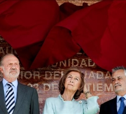 Don Juan Carlos y Doña Sofía, tras descubrir la placa conmemorativa de la inauguración