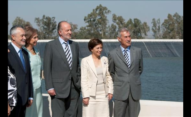 Sus Majestades, junto al presidente de la Junta de Andalucía, Jose Antonio Griñán, la ministra de Medio Ambiente, y Medio Rural y Marino, Elena Espino