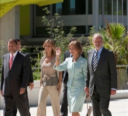 Sus Majestades, junto a la ministra de Ciencia y Tecnología, Cristina Garmendia, y el alcalde de Sevilla, Alfredo Sánchez Monteseirín, durante su reco