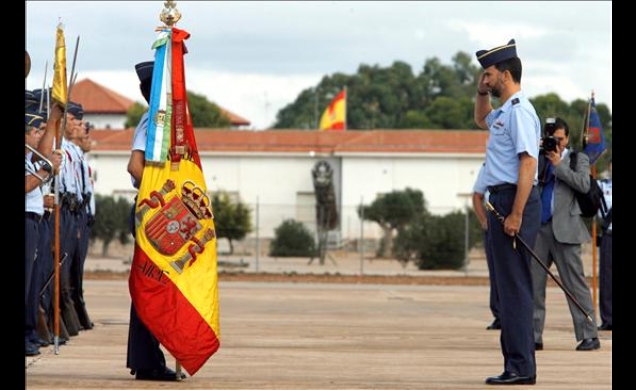 El Príncipe de Asturias saluda a la Bandera