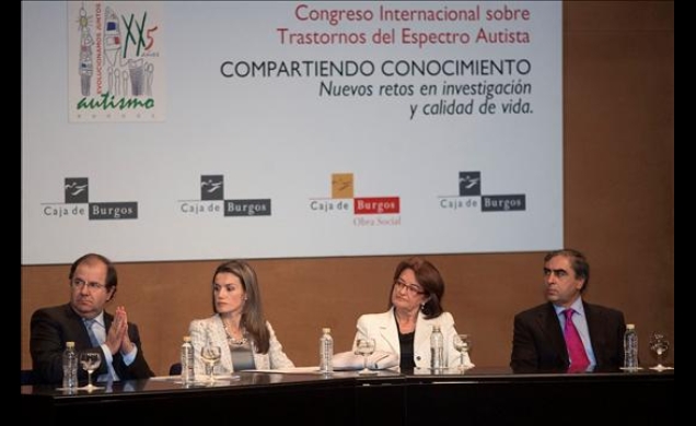 La Princesa, en la mesa presidencial, junto al presidente de la Junta de Castilla y León, el secretario general de Sanidad y la presidenta de la Asoci
