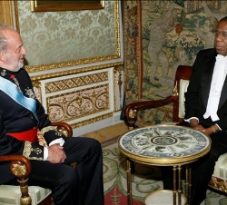 El Rey, con el nuevo embajador de Angola, Victor Manuel Rita da Fonseca Lima