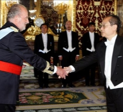 El Rey, con el nuevo embajador de Japón, Fumiaki Takahashi