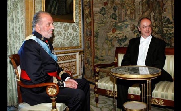 Don Juan Carlos conversa con el nuevo embajador de Letonia, Rolands Lappuke