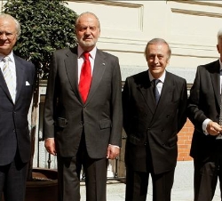 Don Juan Carlos y el Rey Carlos Gustavo de Suecia, con el director general de Holmen Paper AB, Arne Wallin, y el presidente de Miguel Torres S.A., Mig