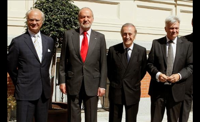 Don Juan Carlos y el Rey Carlos Gustavo de Suecia, con el director general de Holmen Paper AB, Arne Wallin, y el presidente de Miguel Torres S.A., Mig