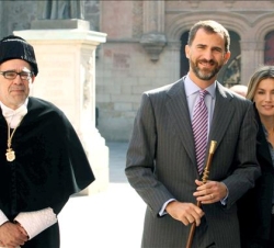 Sus Altezas Reales, a su llegada a la Universidad de Salamanca, acompañados por el rector