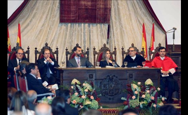 Los Príncipes, en la mesa presidencial, con el presidente de la Junta de Castilla y León, el rector de la Universidad de Salamanca, el ministro de Edu