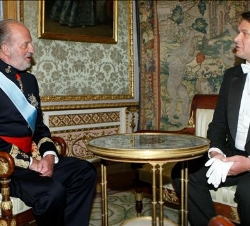 Don Juan Carlos conversa con el nuevo embajador de la República Checa