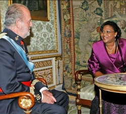 El Rey conversa con la nueva embajadora de Mozambique