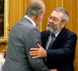 Don Juan Carlos recibe el saludo del secretario general de UGT, Cándido Méndez
