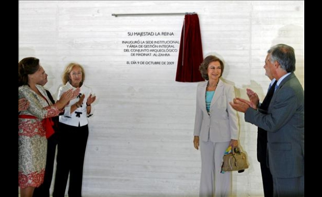 Su Majestad al Reina descubre una placa conmemorativa en presencia del presidente de la Junta de Andalucía, José Antonio Martínez Griñán, la president