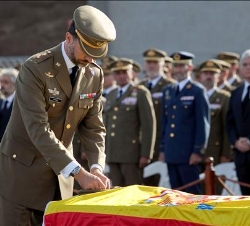 Su Alteza Real el Príncipe de Asturias impone la medalla al Mérito Militar con distintivo rojo
