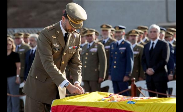 Su Alteza Real el Príncipe de Asturias impone la medalla al Mérito Militar con distintivo rojo