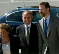 Su Alteza Real el Príncipe de Asturias acompañado por el presidente de la Generalitat, Francisco Camps, y la alcaldesa de Valencia, Rita Barberá a su 
