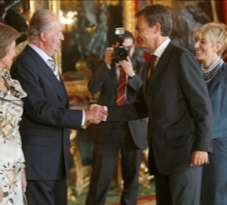 Sus Majestades los Reyes saludan al presidente del Gobierno y a su esposa