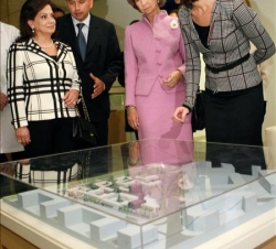 Doña Sofía, acompañada por la esposa del presidente del Líbano, durante su visita al Centro