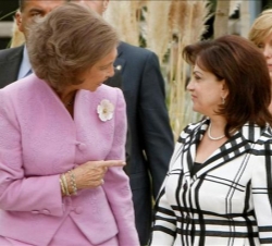 Su Majesad la Reina conversa con la esposa del presidente del Líbano, Michel Sleiman, durante la visita al Centro Alzheimer