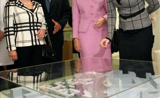 Doña Sofía, acompañada por la esposa del presidente del Líbano, durante su visita al Centro