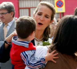 Doña Elena, saluda a un niño a su llegada a la inauguración del nuevo centro de APADIS