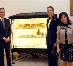 La Infanta, junto al presidente de la Generalitat Valenciana, Francisco Camps, y la alcaldesa de Villena, Celia Lledó, junto al "Tesoro de Villen