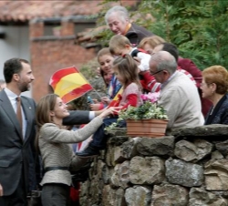 Sus Altezas Reales los Príncipes de Asturias saludan a varios vecinos de Sobrescobio, durante su recorrido por la localidad