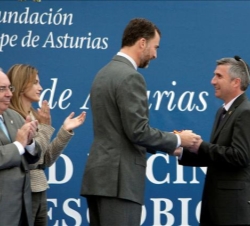 Su Alteza Real el Príncipe de Asturias hace entrega del Premio al Pueblo Ejemplar 2009 al alcalde de Sobrescobio