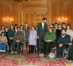 Don Felipe y Doña Letizia en la audiencia a la Asociación de Parapléjicos y Grandes Discapacitados (ASPAYM)