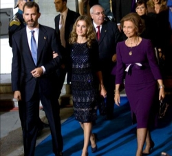 Doña Sofía acompañada por Sus Altezas Reales los Príncipes de Asturias a su llegada al Teatro Campoamor