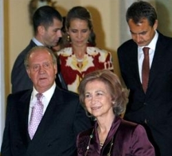 Sus Majestades los Reyes, Su Alteza Real la Infanta Doña Elena y el presidente del Gobierno a su llegada a la reunión del Patronato del Instituto Cerv