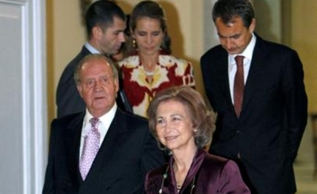 Sus Majestades los Reyes, Su Alteza Real la Infanta Doña Elena y el presidente del Gobierno a su llegada a la reunión del Patronato del Instituto Cerv