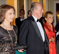 Don Juan Carlos y Doña Sofía, acompañados por la vicepresidenta primera del Gobierno, María Teresa Fernández de la Vega, a su llegada al acto