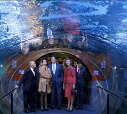 Sus Majestades los Reyes junto a la Princesa de Hannover durante su visita al Aquarium