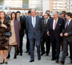 Sus Majestades los Reyes, a su llegada a la sede de El Diario Vasco