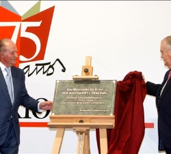 Don Juan Carlos descubre una placa con motivo de su visita a El Diario Vasco, en el 75 aniversario de su fundación