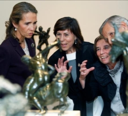 Doña Elena, durante su recorrido por la muestra, junto a las comisarias de la exposición y el presidente del Consejo de Administración del Patrimonio 