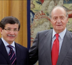 Su Majestad junto a Ahmet Davutoglu, ministro de Asuntos Exteriores de la República de Turquía