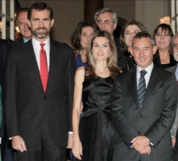Fotografía de grupo de los Príncipes con el premiado y los miembros del jurado