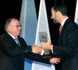 Don Felipe entrega el galardón a Enrique Santos