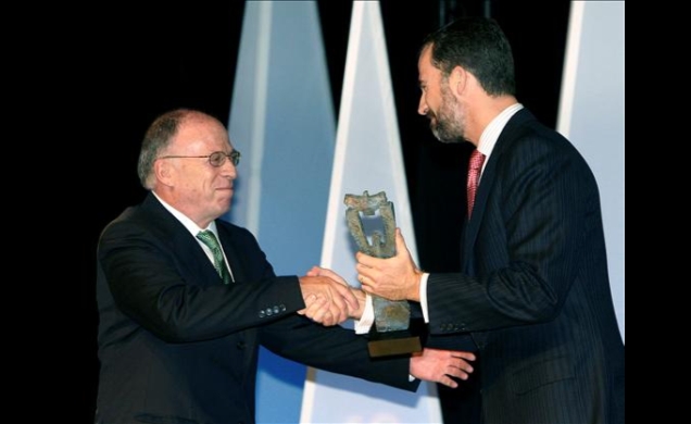 Don Felipe entrega el galardón a Enrique Santos