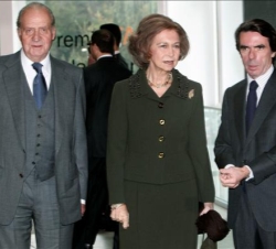 Sus Majestades los Reyes junto al ex presidente del Gobierno José María Aznar a su llegada a los Teatros del Canal