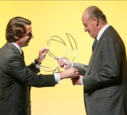 Su Majestad el Rey recibe el Premio FAES de la Libertad de manos del ex presidente del Gobierno José María Aznar
