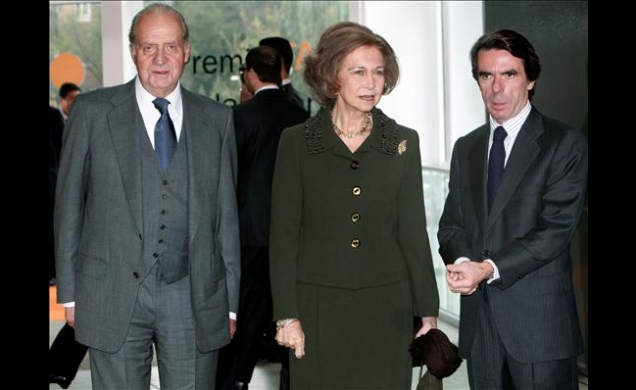 Sus Majestades los Reyes junto al ex presidente del Gobierno José María Aznar a su llegada a los Teatros del Canal