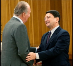 Don Juan Carlos recibe el saludo del secretario general de la Organización Mundial del Turismo, Taleb Rifai