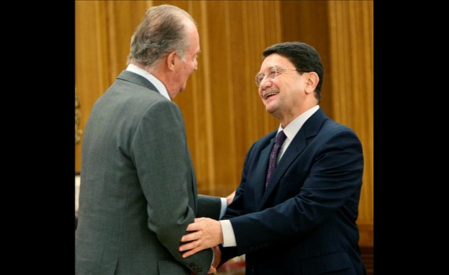 Don Juan Carlos recibe el saludo del secretario general de la Organización Mundial del Turismo, Taleb Rifai
