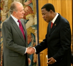 Su Majestad el Rey recibe el saludo del Presidente de la República de Benín, Yayi Boni