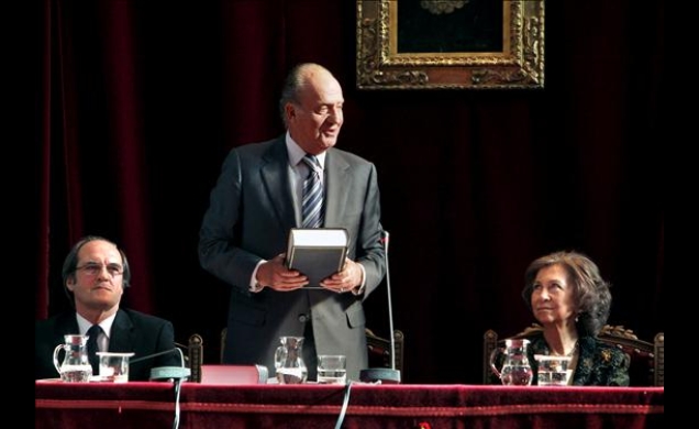 Don Juan Carlos, junto a Doña Sofía y el ministro de Educación,Ángel Gabilondo