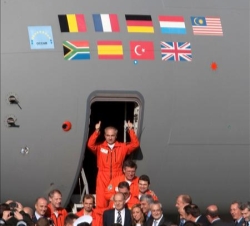 El Rey y el resto de personalidades reciben a la tripulación del A400M tras su primer vuelo