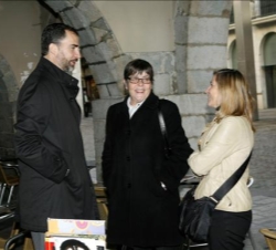 El Príncipe conversa con la alcaldesa de Girona, Anna Pagans, y la teniente de alcalde MariaÁngels Freixenet, durante un paseo por la ciudad antes de 